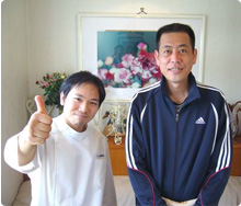 笑顔の西村さん(左)と院長